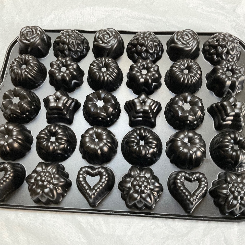 Small muffins or candy pan new never used